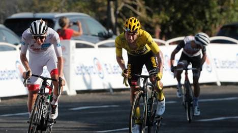 Tadej Pogacar (li.) setzt sich bei der 15. Etappe der Tour de France gegen Landsmann Primoz Roglic (re.) durch