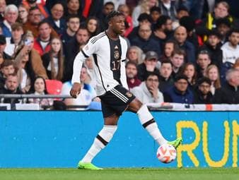 Die Nicht-Nominierung von Mats Hummels in den DFB-WM-Kader überrascht - mit Karim Adeyemi, Yousouffa Moukoko und Mario Götze sind aber auch einige unerwartete Gesichter von Bundestrainer Hansi Flick berufen worden.