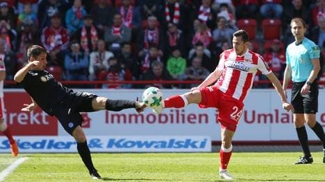 Steven Skrzybski (l.) und Fabian Schnellhardt nehmen mit ihrem Klub einen Punkt mit