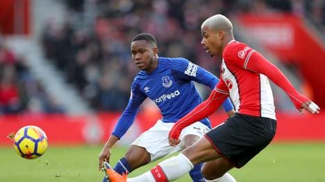 Ademola Lookman (l.) steht beim FC Everton bis 2021 unter Vertrag