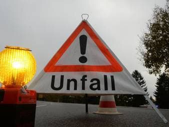 Wer bei Spurwechsel nach Abbiegen haftet