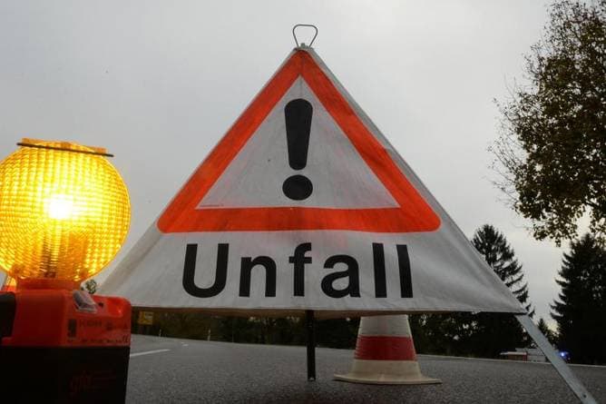 Wer bei Spurwechsel nach Abbiegen haftet