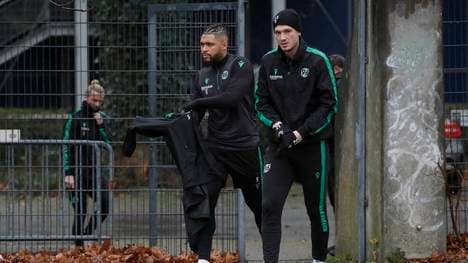 Simon Falette (l.) wurde bei Hannover 96 wegen einer Trainingsrangelei bestraft