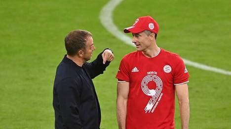 Robert Lewandowski (r.) stellte Gerd Müllers Torrekord ein