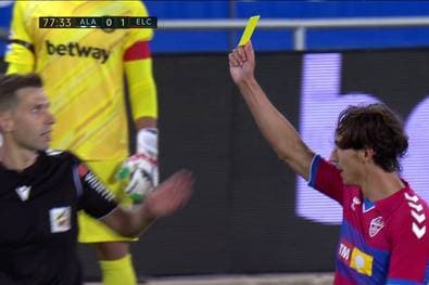 Kurios: Spieler zeigt Schiedsrichter die Gelbe Karte