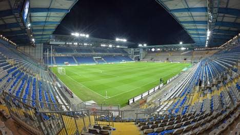 Vor dem Stadion in Bielefeld wurden offenbar Flyer von Neonazis verteilt