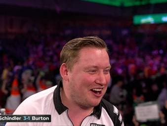 Mitten im Interview wendet sich Schindler an deutsche Fans