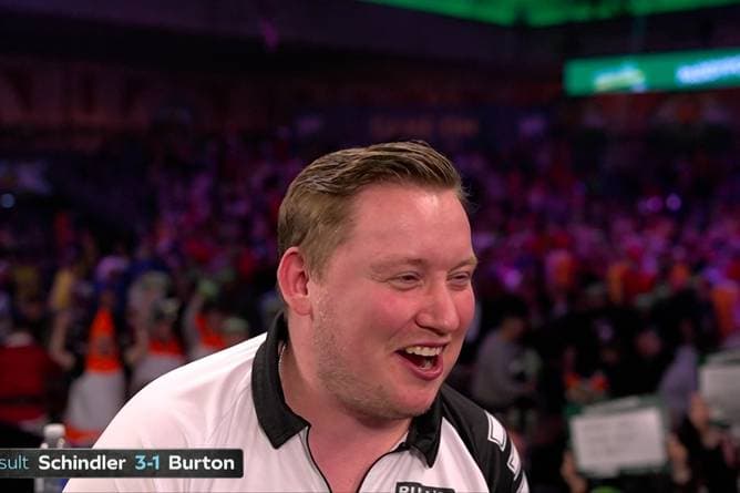 Mitten im Interview wendet sich Schindler an deutsche Fans