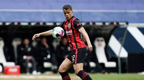 Timothy Chandler spielt auch in Zukunft für Frankfurt