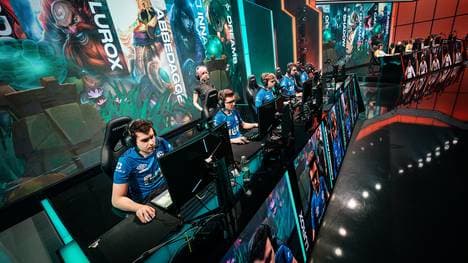 Haben nichts zu lachen: Während das Nachwuchsteam von Schalke das Ticket für die LoL-EM EU Masters löste, findet sich das LEC-Roster am unteren Ende der Tabelle wieder.