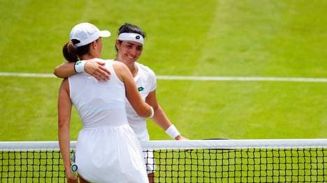 Ons Jabeur (r.) sorgte in Wimbledon gegen Iga Swiatek für einen historischen Moment