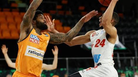 Baskets Oldenburg holen Forward Clark (l.)