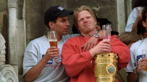 Torwart Oliver Kahn (re.) und Markus Babbel (beide FC Bayern München) mit dem DFB Pokal