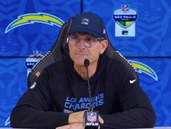 Quarterback der Chargers Justin Herbert zeigt besondere Leistungen in Sao Paulo. Sein Head Coach lobt den US-Amerikaner.