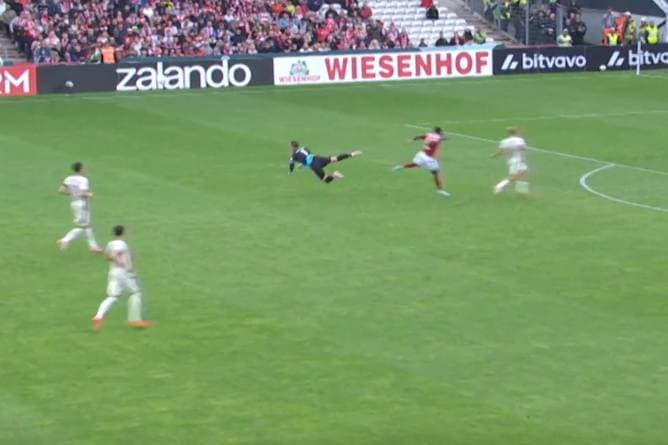 Ein Torwart riskiert Kopf und Kragen