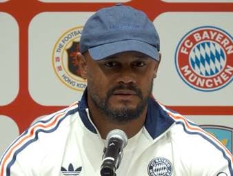 Der FC Bayern München besiegt Aston Villa in Hongkong mit 2:1. Nach der Partie gibt Trainer Vincent Kompany ein Update zum angeschlagenen Sacha Boey und bestätigt die Abschiedspläne des Vereins.
