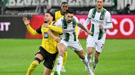 In unserem Dortmund Gladbach Tipp (im Bild Ramy Bensebaini gegen Tim Kleindienst) erwarten wir vor allem vom BVB kein Torfestival