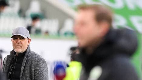 Manager Jörg Schmadtke (l.) und Trainer Florian Kohfeldt geraten beim VfL Wolfsburg immer mehr unter Druck