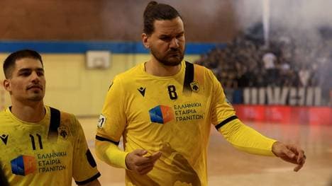 Erik Schmidt (r.) in der Halle in Belgrad