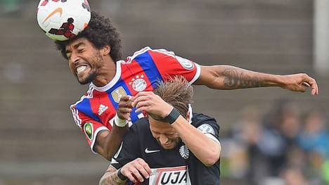 Bayern Münchens Dante gewinnt im Pokalspiel bei Preußen Münster ein Kopfballduell gegen Marcel Reichwein