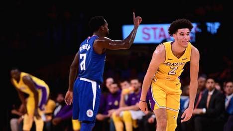 Lonzo Ball (r.) wurde von Patrick Beverley aus dem Spiel genommen