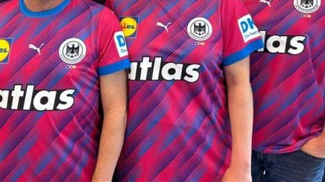Das Sondertrikot in magenta