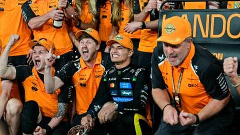 Lando Norris (M.) feiert mit dem Team