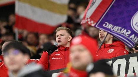 Jonathan Burkardt feierte nach dem Mainzer Sieg gegen Bochum mit den eigenen Fans