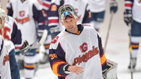 Petr Cech spielt nach seiner Fußball-Karriere in der zweiten englischen Eishockey-Liga weiter