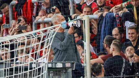 Christian Streich feierte nach dem Spiel auf der Tribüne