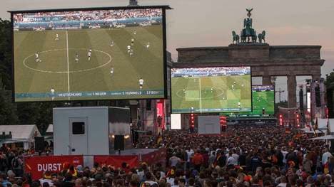 Die Fanmeile am Brandenburger Tor im Berlin