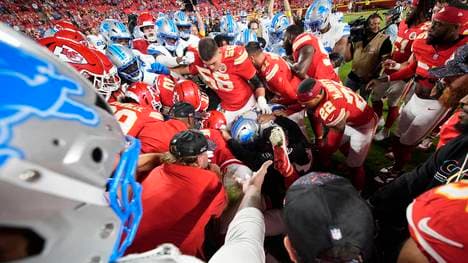 Nach dem Spiel zwischen den Chiefs und den Lions fanden sich Spieler am Boden wieder