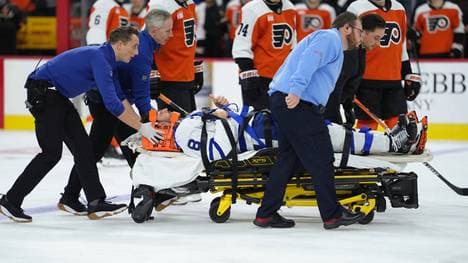 Chris Tanev musste nach einem harten Check abtransportiert werden