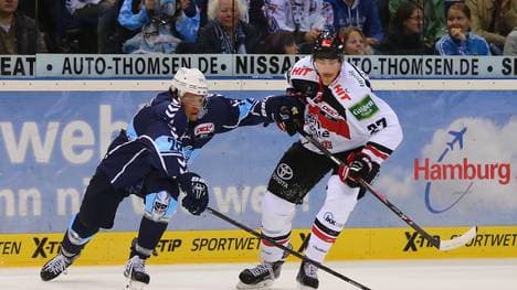 Patrick Pohl (l.) wird den Hamburg Freezers lange fehlen