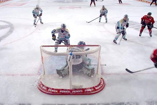 Siebe Spiele vor Schluss! Erster Absteiger steht fest