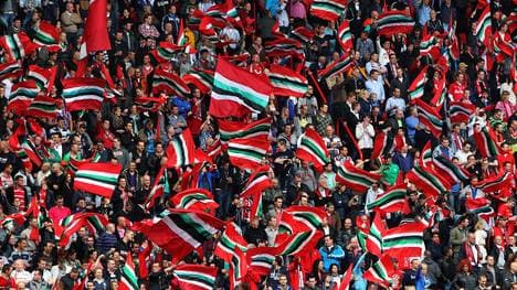 Während der Partie zwischen Twente Enschede und Eindhoven räumt die Polizei eine Tribüne