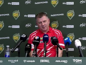 Darts-Ass Krzysztof Ratajski hat ein schweres Jahr hinter sich. Nach seinem Sieg gegen Wesley Plaisier sprach der Pole über seinen Weg zurück zur Darts-WM nach einem Hirnaneurysma.