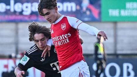 Max Dowman (r.) schießt zwei Tore gegen den FC Bayern