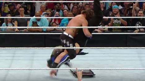 AJ Styles verpasste Roman Reigns bei WWE Monday Night RAW den Styles Clash auf den Stuhl