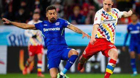 Krem Demirbay (l.) von Bayer 04 Leverkusen im Zweikampf mit Dominik Kohr vom 1. FSV Mainz 05