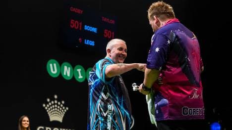 Darts-Legende Phil Taylor (l.) wünscht Corey Cadby Glück