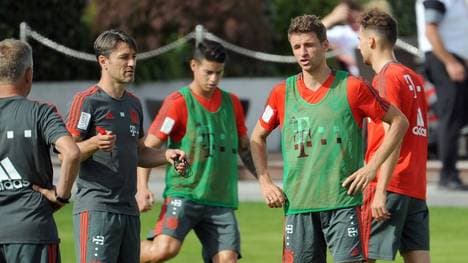 Niko Kovac und Thomas Müller (vorne) sowie James Rodriguez (hinten) bei den Bayern im September 2018