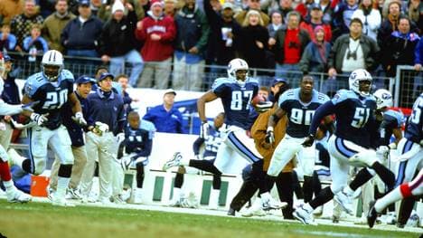 Kevin Dyson auf dem Weg zum Touchdown und damit zum Music City Miracle