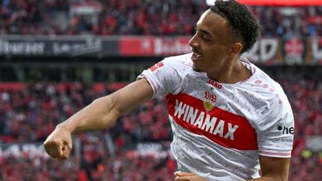 Jamie Leweling jubelt über ein Tor