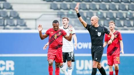 Bielefelds Amos Pieper (l) sieht gegen Belgien rot