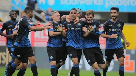 Abdelhamid Sabiri of Paderborn (m.) bejubelte ein Traumtor gegen Fortuna Düsseldorf