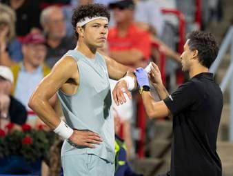 Tennisstar stürzt in die Bande