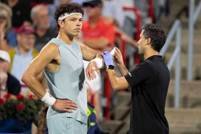 Tennisstar stürzt in die Bande