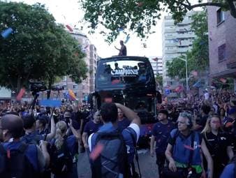 Mit dem 2:0-Erfolg im El Clásico gegen Real Madrid festigte FC Barcelona vorzeitig die spanische Meisterschaft. Am darauffolgenden Tag feierte die gesamte Mannschaft den Triumph mit einer Busparade durch die Stadt.