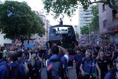 Meisterfeier in Barcelona: Tausende Fans feiern Clásico-Helden